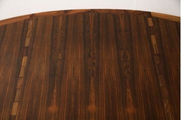 デンマークビンテージ　Jason Mobler(ジェイソンモブラー)　ローズウッド　V字型の脚部フレームが目を惹くゲートレッグテーブル(エクステンションテーブル、ドロップリーフテーブル、ダイニングテーブル、6人掛け、4人掛け、食卓、丸テーブル、ラウンドテーブル、バタフライテーブル、ヴィンテージ、北欧)(R-061119)