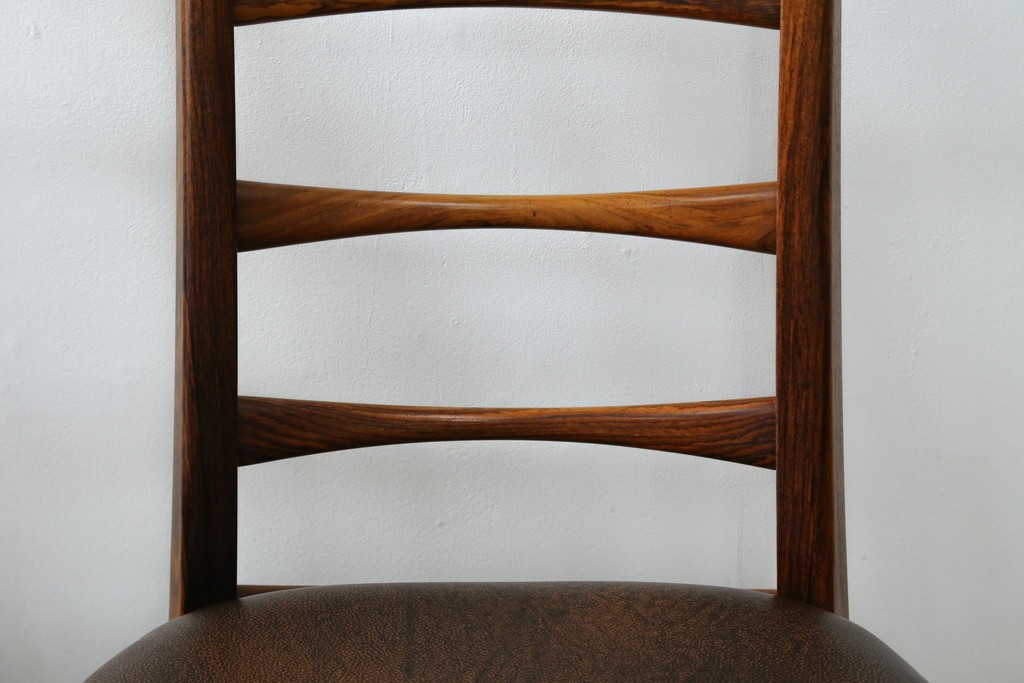 デンマークビンテージ　ニールス・コフォード(Niels Koefoed)　リス(Lis)　ローズウッド　くびれた背貫が素敵なラダーバックチェア4脚セット　(R-061121)