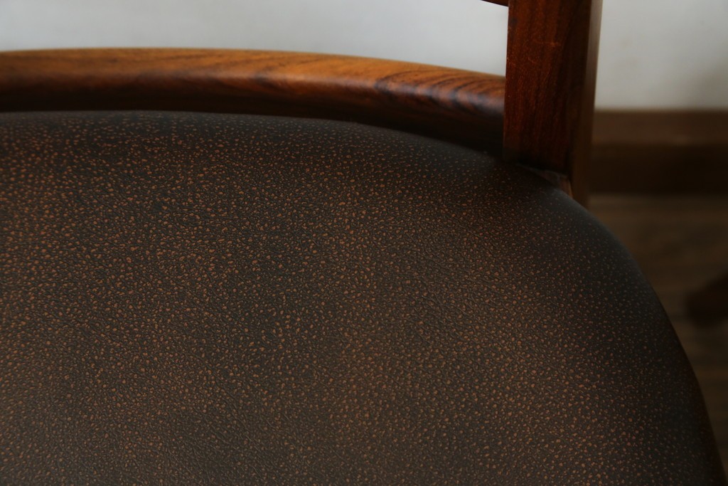 デンマークビンテージ　ニールス・コフォード(Niels Koefoed)　リス(Lis)　ローズウッド　くびれた背貫が素敵なラダーバックチェア4脚セット　(R-061121)