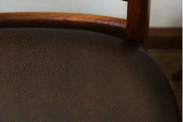 デンマークビンテージ　ニールス・コフォード(Niels Koefoed)　リス(Lis)　ローズウッド　くびれた背貫が素敵なラダーバックチェア4脚セット　(R-061121)