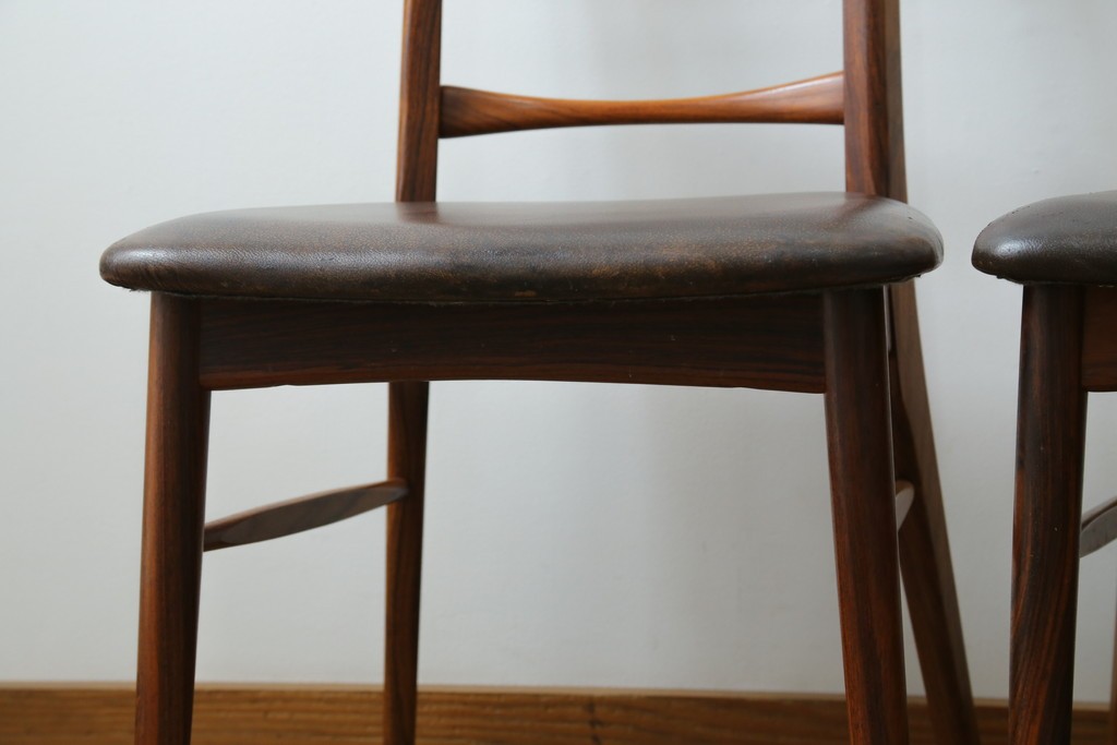 デンマークビンテージ　ニールス・コフォード(Niels Koefoed)　リス(Lis)　ローズウッド　くびれた背貫が素敵なラダーバックチェア4脚セット　(R-061121)