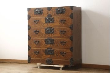 中古　岩谷堂箪笥　存在感のある金具と迫力のある杢目が目を惹く衣装箪笥(和タンス、収納箪笥、整理箪笥、引き出し、チェスト)(R-061128)