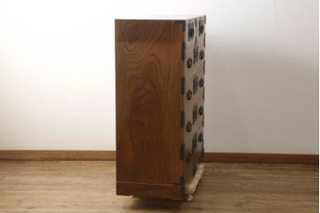中古　岩谷堂箪笥　存在感のある金具と迫力のある杢目が目を惹く衣装箪笥(和タンス、収納箪笥、整理箪笥、引き出し、チェスト)(R-061128)