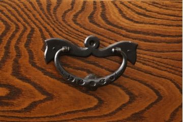 中古　岩谷堂箪笥　存在感のある金具と迫力のある杢目が目を惹く衣装箪笥(和タンス、収納箪笥、整理箪笥、引き出し、チェスト)(R-061128)