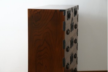 中古　岩谷堂箪笥　存在感のある金具と迫力のある杢目が目を惹く衣装箪笥　(R-061128)
