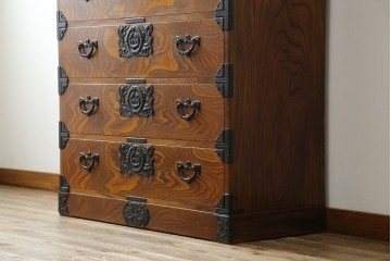 中古　岩谷堂箪笥　存在感のある金具と迫力のある杢目が目を惹く衣装箪笥　(R-061128)
