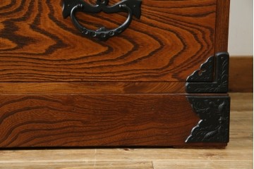 中古　岩谷堂箪笥　存在感のある金具と迫力のある杢目が目を惹く衣装箪笥　(R-061128)