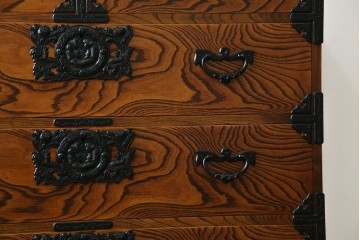 中古　岩谷堂箪笥　存在感のある金具と迫力のある杢目が目を惹く衣装箪笥　(R-061128)