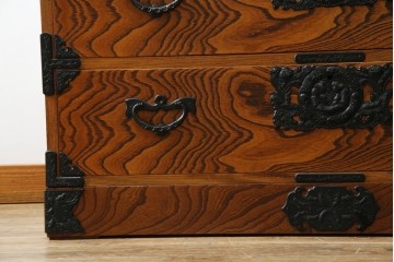 中古　岩谷堂箪笥　存在感のある金具と迫力のある杢目が目を惹く衣装箪笥　(R-061128)