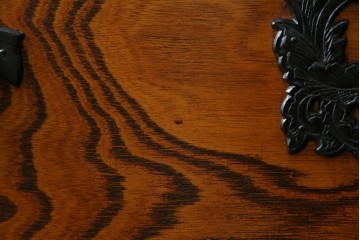中古　岩谷堂箪笥　存在感のある金具と迫力のある杢目が目を惹く衣装箪笥　(R-061128)