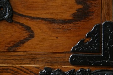 中古　岩谷堂箪笥　存在感のある金具と迫力のある杢目が目を惹く衣装箪笥　(R-061128)