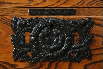 中古　岩谷堂箪笥　存在感のある金具と迫力のある杢目が目を惹く衣装箪笥　(R-061128)