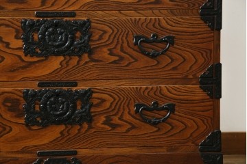中古　岩谷堂箪笥　存在感のある金具と迫力のある杢目が目を惹く衣装箪笥　(R-061128)
