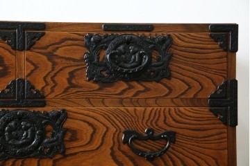 中古　岩谷堂箪笥　存在感のある金具と迫力のある杢目が目を惹く衣装箪笥　(R-061128)