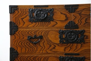 中古　岩谷堂箪笥　存在感のある金具と迫力のある杢目が目を惹く衣装箪笥　(R-061128)
