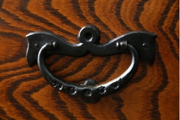 中古　岩谷堂箪笥　存在感のある金具と迫力のある杢目が目を惹く衣装箪笥　(R-061128)