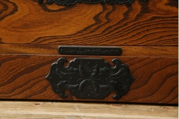 中古　岩谷堂箪笥　存在感のある金具と迫力のある杢目が目を惹く衣装箪笥　(R-061128)