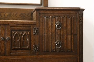イギリスビンテージ　オーク材　扉の彫刻と金具のデザインがかわいらしいドレッシングチェスト(ドレッサー、鏡台、ミラー、ヴィンテージ)(R-061132)