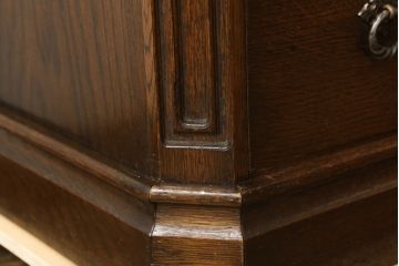 イギリスビンテージ　オーク材　扉の彫刻と金具のデザインがかわいらしいドレッシングチェスト(ドレッサー、鏡台、ミラー、ヴィンテージ)(R-061132)