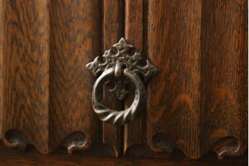 イギリスビンテージ　オーク材　扉の彫刻と金具のデザインがかわいらしいドレッシングチェスト(ドレッサー、鏡台、ミラー、ヴィンテージ)(R-061132)
