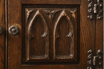 イギリスビンテージ　オーク材　扉の彫刻と金具のデザインがかわいらしいドレッシングチェスト(ドレッサー、鏡台、ミラー、ヴィンテージ)(R-061132)
