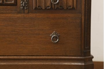 イギリスビンテージ　オーク材　扉の彫刻と金具のデザインがかわいらしいドレッシングチェスト(ドレッサー、鏡台、ミラー、ヴィンテージ)(R-061132)