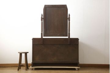 イギリスビンテージ　オーク材　扉の彫刻と金具のデザインがかわいらしいドレッシングチェスト(ドレッサー、鏡台、ミラー、ヴィンテージ)(R-061132)