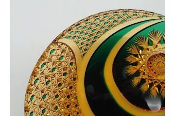 黒木国昭　グラスアート黒木　二色被せ　綾切子　黄色と緑の美しい色彩が目を引く8寸大皿(ガラス工芸、硝子、照葉樹林、切子、現代の名工)(R-061133)