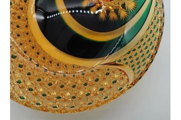 黒木国昭　グラスアート黒木　二色被せ　綾切子　黄色と緑の美しい色彩が目を引く8寸大皿(ガラス工芸、硝子、照葉樹林、切子、現代の名工)(R-061133)