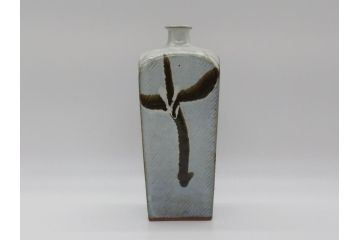 人間国宝　島岡達三　益子焼　白釉縄文象嵌　流文方壺(共箱付き、白釉、壷、民芸陶器)(R-061134)