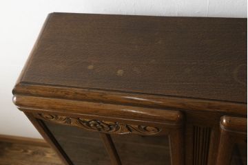 イギリスアンティーク　オーク材　扉に施された彫刻がかわいらしいクラシカルな薄型ブックケース(本箱、戸棚、収納棚、飾り棚、キャビネット)(R-061153)