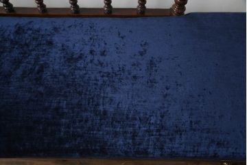 イギリスアンティーク　マホガニー材　上品な挽き物加工や装飾が目を惹く!　クラシカルで気品漂うシェーズロング(カウチソファ、セティ、2人掛けソファ、2P、二人掛け、長椅子、キャスター、キャスターカップ)(R-061169)