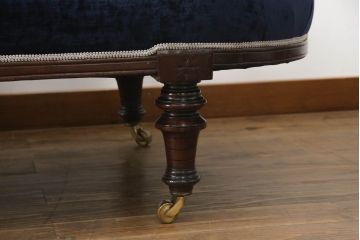 イギリスアンティーク　マホガニー材　上品な挽き物加工や装飾が目を惹く!　クラシカルで気品漂うシェーズロング(カウチソファ、セティ、2人掛けソファ、2P、二人掛け、長椅子、キャスター、キャスターカップ)(R-061169)