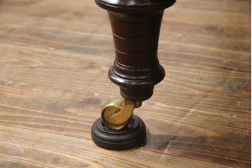 イギリスアンティーク　マホガニー材　上品な挽き物加工や装飾が目を惹く!　クラシカルで気品漂うシェーズロング(カウチソファ、セティ、2人掛けソファ、2P、二人掛け、長椅子、キャスター、キャスターカップ)(R-061169)