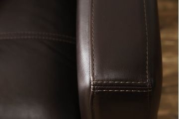 中古　美品　イタリア　Chateau d'Ax(シャトーダックス)　本革　2.5人掛け　美しい色艶が魅力的なレザーソファ(2人掛けソファ、2P、3人掛けソファ、3P、アームソファ)(R-061171)