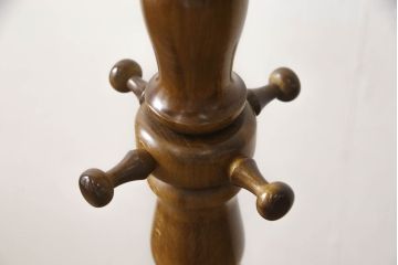 中古　カリモク家具(karimoku)　上品な挽き物加工が施されたポールハンガー(コートハンガー、帽子掛け、店舗什器)(R-061179)