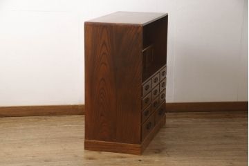 和製アンティーク　昭和初期　漆塗り　前面総欅(ケヤキ)材　玉杢が目を惹く茶箪笥(茶棚、収納棚、戸棚、違い棚、飾り棚、引き出し、キャビネット)(R-061180)