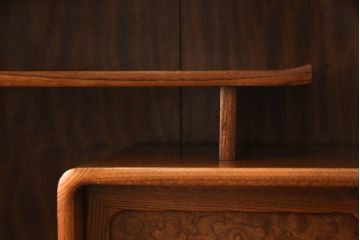 和製アンティーク　昭和初期　漆塗り　前面総欅(ケヤキ)材　玉杢が目を惹く茶箪笥(茶棚、収納棚、戸棚、違い棚、飾り棚、引き出し、キャビネット)(R-061180)