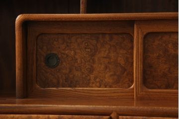 和製アンティーク　昭和初期　漆塗り　前面総欅(ケヤキ)材　玉杢が目を惹く茶箪笥(茶棚、収納棚、戸棚、違い棚、飾り棚、引き出し、キャビネット)(R-061180)