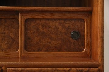 和製アンティーク　昭和初期　漆塗り　前面総欅(ケヤキ)材　玉杢が目を惹く茶箪笥(茶棚、収納棚、戸棚、違い棚、飾り棚、引き出し、キャビネット)(R-061180)