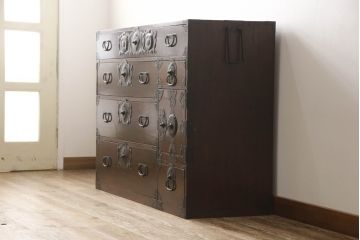 和製アンティーク　前面欅(ケヤキ)材　迫力のある金具が目を引く仙台箪笥(和箪笥、時代箪笥、収納箪笥、衣装たんす、引き出し)(R-061182)
