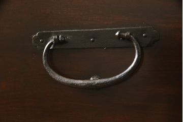 和製アンティーク　前面欅(ケヤキ)材　迫力のある金具が目を引く仙台箪笥(和箪笥、時代箪笥、収納箪笥、衣装たんす、引き出し)(R-061182)