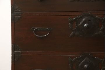 和製アンティーク　前面欅(ケヤキ)材　迫力のある金具が目を引く仙台箪笥(和箪笥、時代箪笥、収納箪笥、衣装たんす、引き出し)(R-061182)