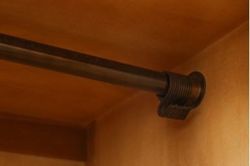 中古　美品　横浜クラシック家具　ダニエル(Daniel)　アーリーアメリカン　温かみのある雰囲気と上品な佇まいが魅力のワードローブ(洋服タンス、衣装タンス、収納棚、キャビネット)(R-061188)
