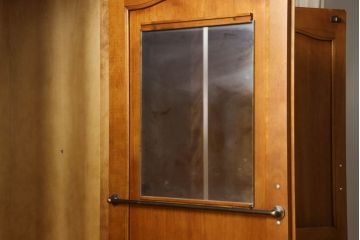 中古　美品　横浜クラシック家具　ダニエル(Daniel)　アーリーアメリカン　温かみのある雰囲気と上品な佇まいが魅力のワードローブ(洋服タンス、衣装タンス、収納棚、キャビネット)(R-061188)
