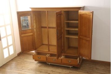 中古　美品　横浜クラシック家具　ダニエル(Daniel)　アーリーアメリカン　温かみのある雰囲気と上品な佇まいが魅力のワードローブ(洋服タンス、衣装タンス、収納棚、キャビネット)(R-061188)