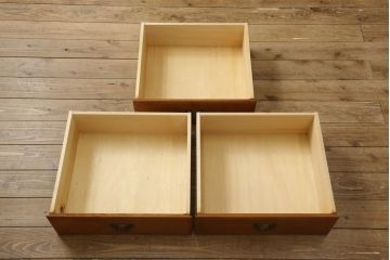 中古　美品　横浜クラシック家具　ダニエル(Daniel)　アーリーアメリカン　温かみのある雰囲気と上品な佇まいが魅力のワードローブ(洋服タンス、衣装タンス、収納棚、キャビネット)(R-061188)