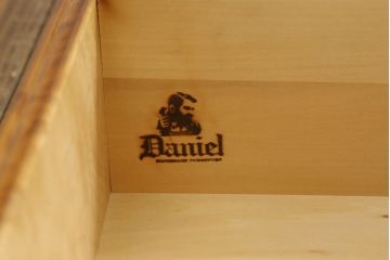 中古　美品　横浜クラシック家具　ダニエル(Daniel)　アーリーアメリカン　温かみのある雰囲気と上品な佇まいが魅力のワードローブ(洋服タンス、衣装タンス、収納棚、キャビネット)(R-061188)