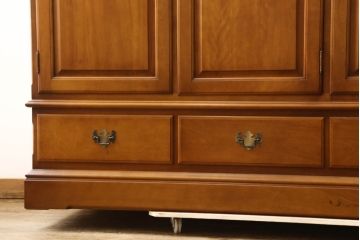 中古　美品　横浜クラシック家具　ダニエル(Daniel)　アーリーアメリカン　温かみのある雰囲気と上品な佇まいが魅力のワードローブ(洋服タンス、衣装タンス、収納棚、キャビネット)(R-061188)
