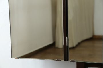 中古　松本民芸家具　シックな色合いと直線的なデザインが美しい309型三面鏡(ドレッサー、鏡台)(R-061190)